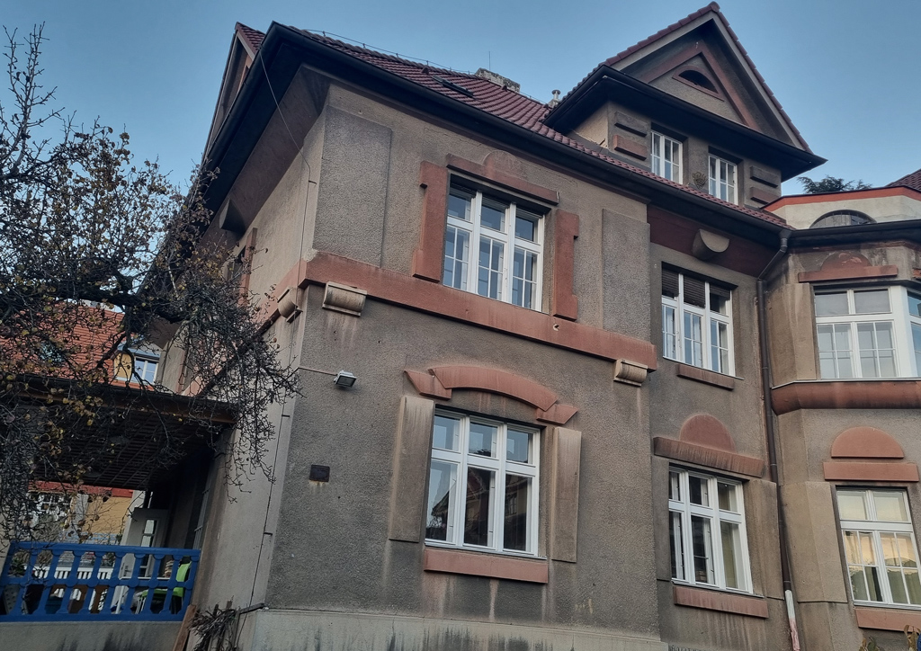 Okna, dveře, zábradlí, mříže rondokubistické vily na Vinohradech zachráněna!