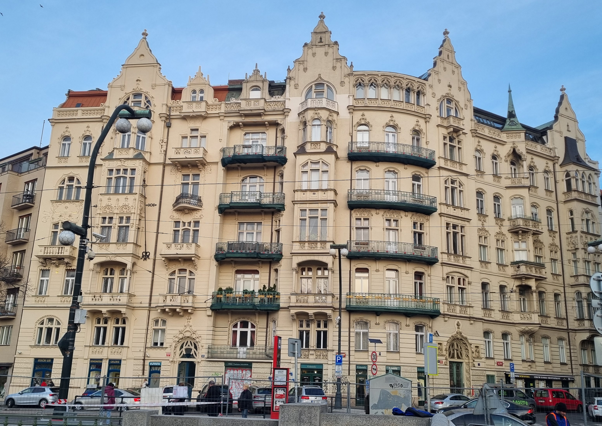 Okna Secesního domu na Smetanově nábřeží zachráněna!